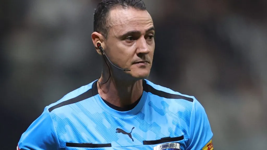 Árbitro Wilmar Roldán. Foto: Gilson Lobo/AGIF