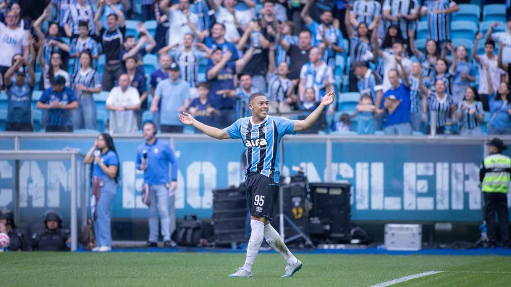Carlos Vinícius comemorando na Arena do Grêmio – Foto: Maxi Franzoi/AGIF