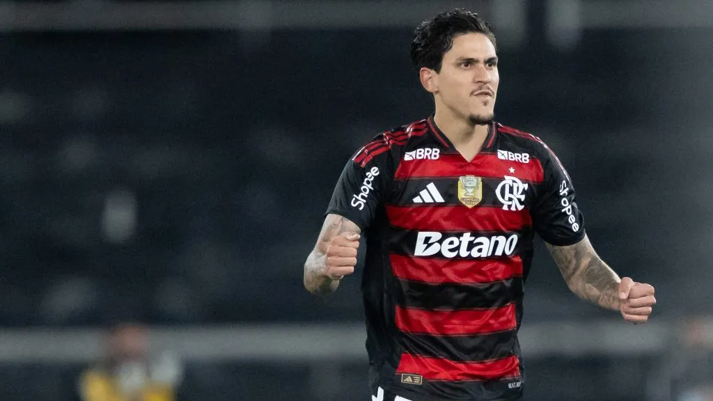 RJ – RIO DE JANEIRO – 15/10/2025 – BRASILEIRO A 2025, BOTAFOGO X FLAMENGO – Pedro jogador do Flamengo comemora seu gol durante partida contra o Botafogo no estadio Engenhao pelo campeonato Brasileiro A 2025. Foto: Jorge Rodrigues/AGIF
