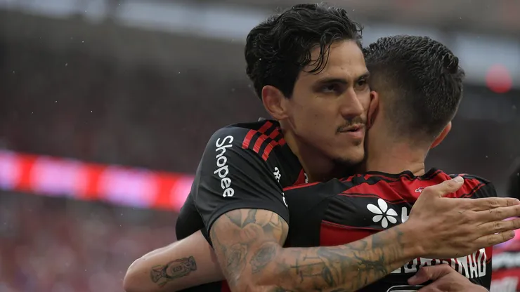 RJ - RIO DE JANEIRO - 19/10/2025 - BRASILEIRO A 2025, FLAMENGO X PALMEIRAS - Jorginho jogador do Flamengo comemora seu gol com Pedro jogador da sua equipe durante partida contra o Palmeiras no estadio Maracana pelo campeonato Brasileiro A 2025. Foto: Thiago Ribeiro/AGIF