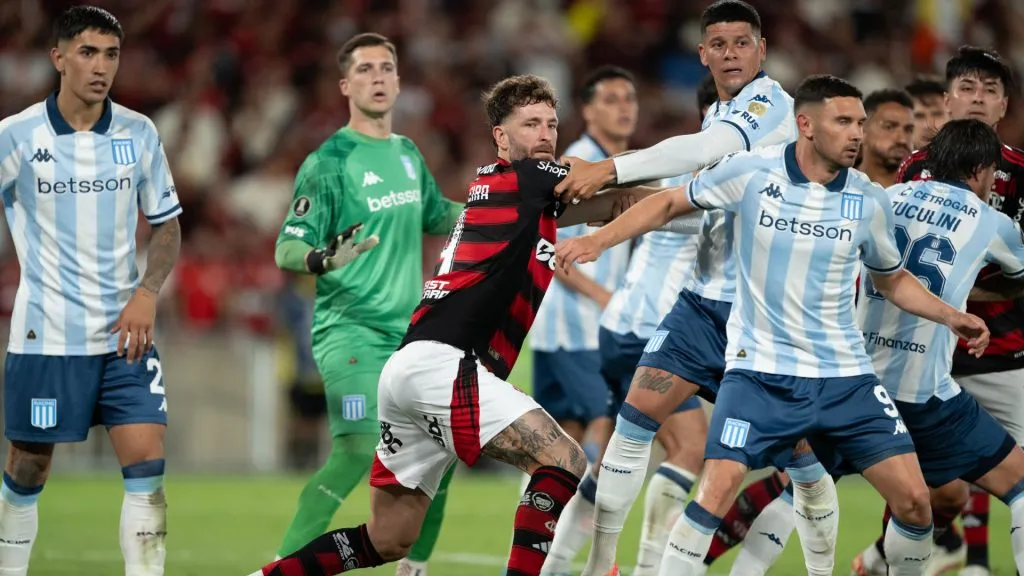 Jogadores de Flamengo e Racing em campo durante a semifinal – Foto: Jorge Rodrigues/AGIF