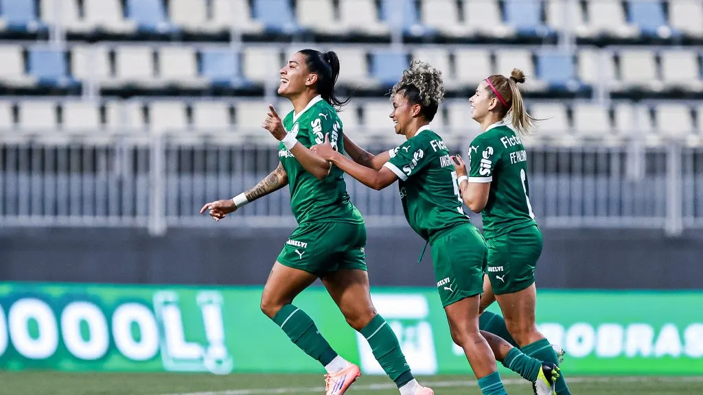 Elenco feminino do Palmeiras em campo pelo Paulistão