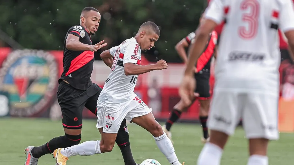 GO – Goiania – 31/01/2021 – BRASILEIRO A 2020 ATLETICO-GO X SAO PAULO – Marlon Freitas jogador do Atletico-GO disputa lance com Brenner jogador do Sao Paulo durante partida no estadio Antonio Accioly pelo campeonato Brasileiro A 2020. Foto: Heber Gomes/AGIF