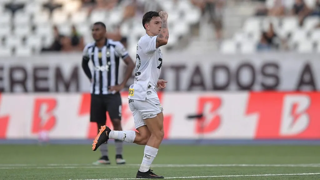 Barreal jogador do Botafogo comemora seu gol durante partida contra o Santos no estadio Engenhao pelo campeonato Brasileiro A 2025. Foto: Thiago Ribeiro/AGIF