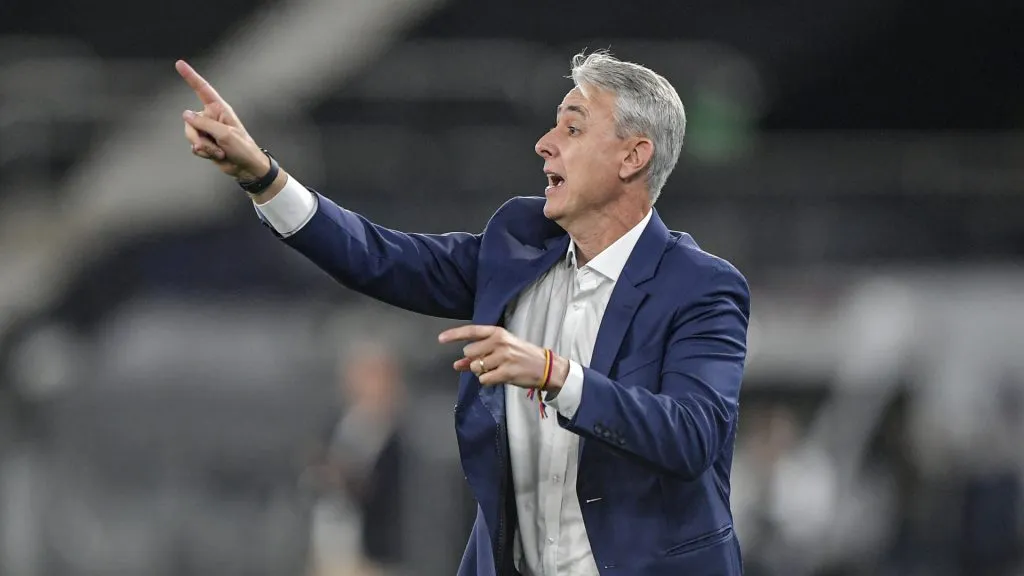 Tiago Nunes orientando a equipe equatoriana – Foto: Thiago Ribeiro/AGIF