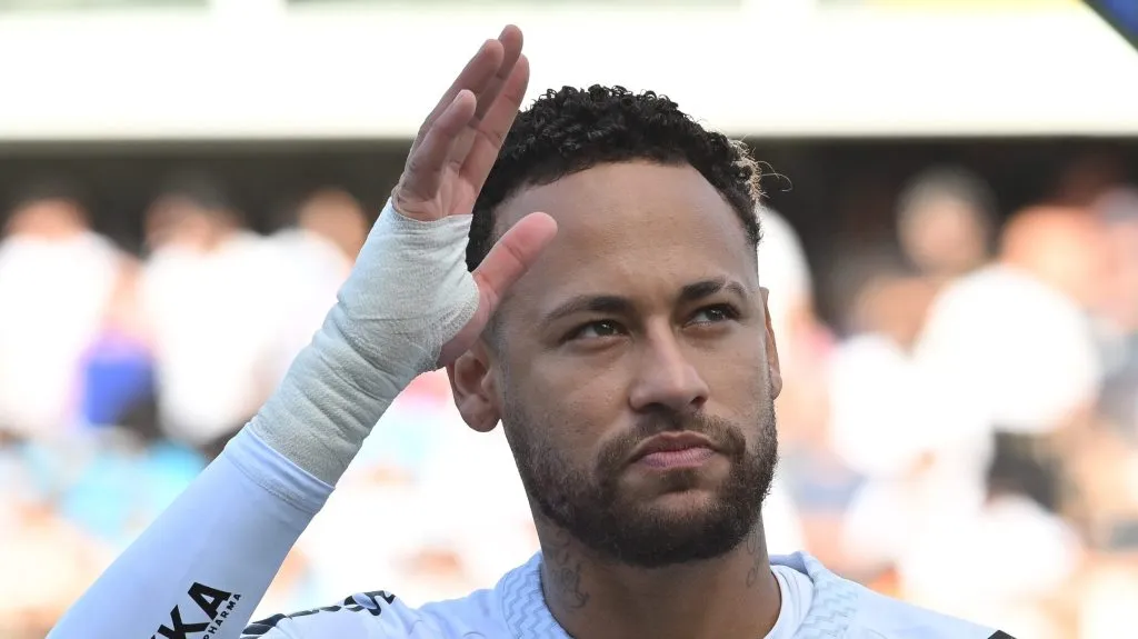 Foto: Jota Erre/AGIF – Ney Jr. durante jogo do Santos na Vila Belmiro pelo Brasileirão Betano