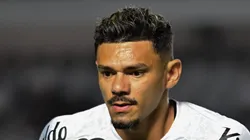 Tiquinho Soares durante jogo do Brasileirão.