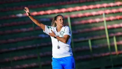 Rosana Augusto treinadora do Palmeiras em treinamento