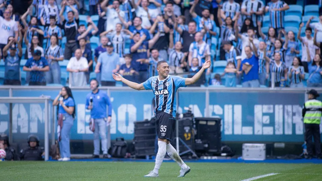 Carlos Vinicius jogador do Gremio comemora seu gol durante partida contra o Juventude no estadio Arena do Gremio pelo campeonato Brasileiro A 2025. Foto: Maxi Franzoi/AGIF