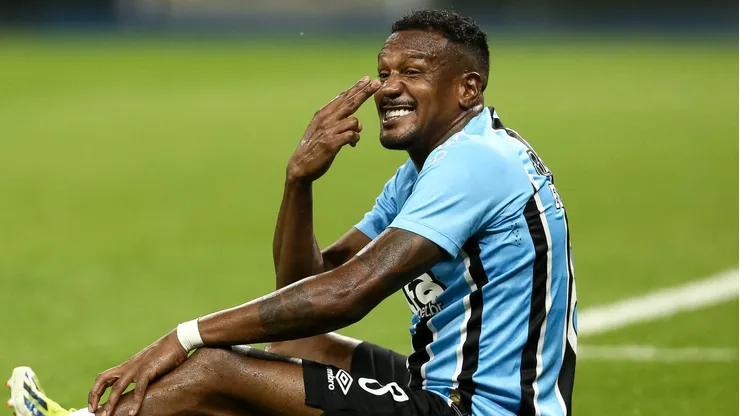 Edenílson, volante do Grêmio em partida pelo campeonato brasileiro (Foto: Pedro H. Tesch/Getty Images)