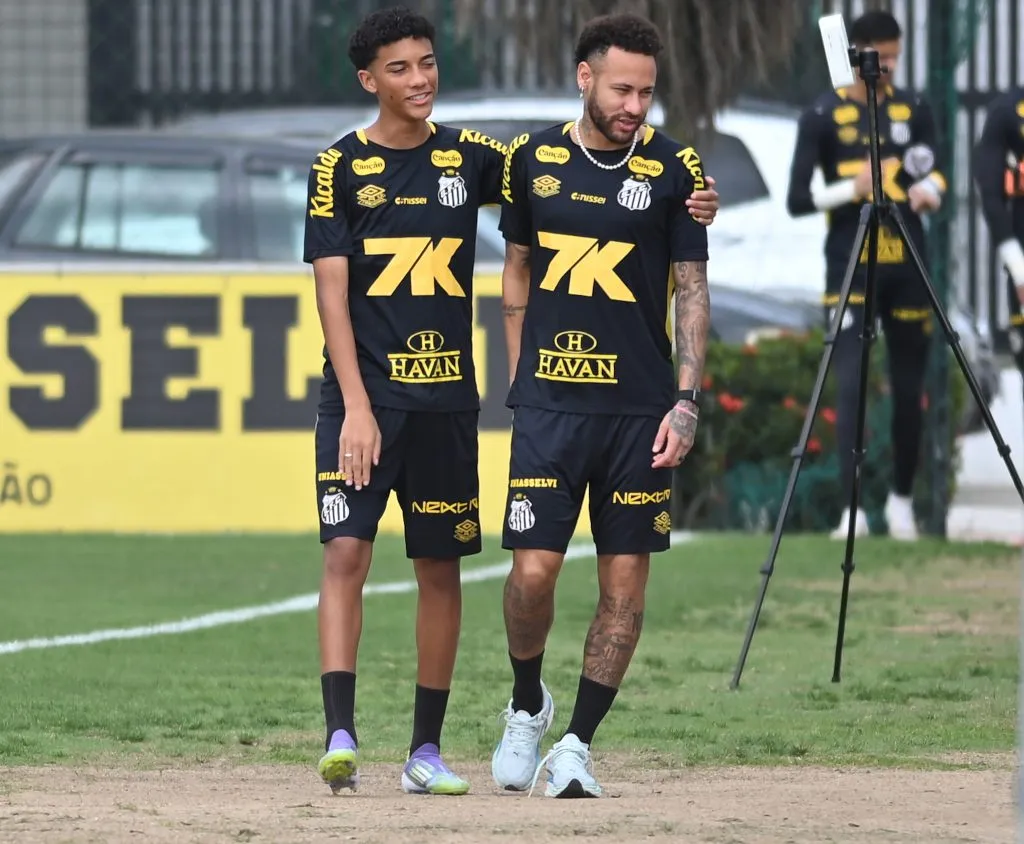 Neymar durante um treino ao lado de Robinho Júnior. Foto: Jota Erre/AGIF
