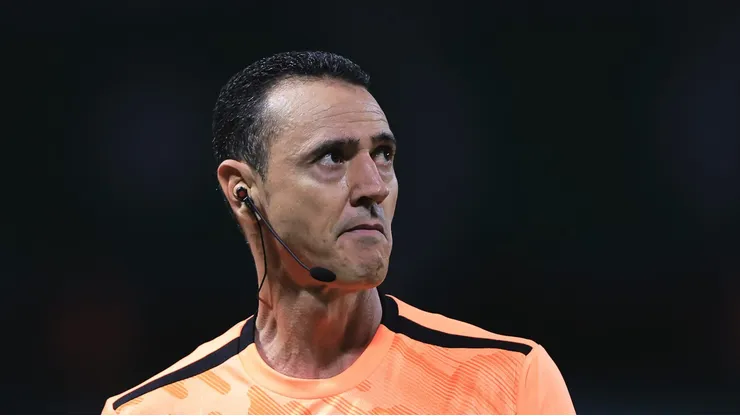Wilmar Roldán, árbitro de Palmeiras x LDU, já se envolveu em polêmica recente na Colômbia