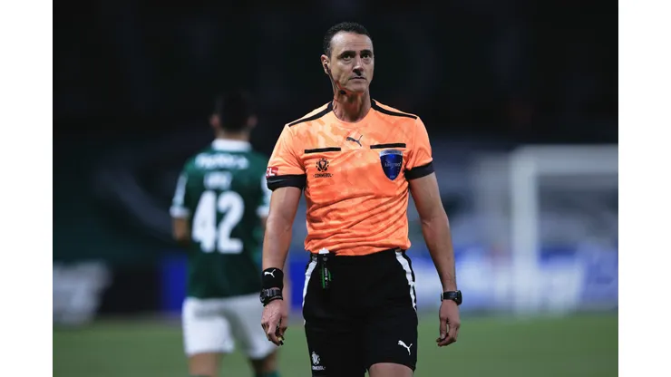 O arbitro Wilmar Roldan durante partida entre Palmeiras e Sporting Cristal no estadio Arena Allianz Parque pelo campeonato Copa Libertadores 2025. Foto: Ettore Chiereguini/AGIF