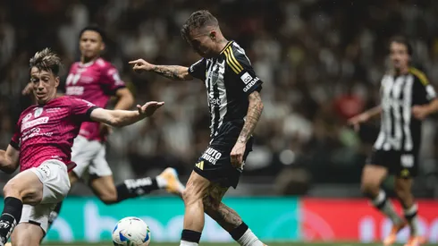 Bernard toca na saída do goleiro para marcar 2º gol do Atlético na noite - Foto: Pedro Souza/Atlético
