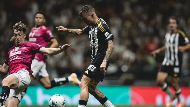 Bernard toca na saída do goleiro para marcar 2º gol do Atlético na noite - Foto: Pedro Souza/Atlético