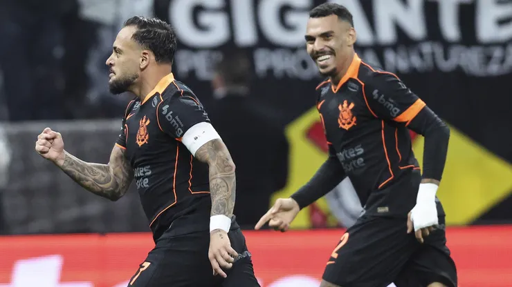 Maycon (E) é um dos que podem deixar o Corinthians
