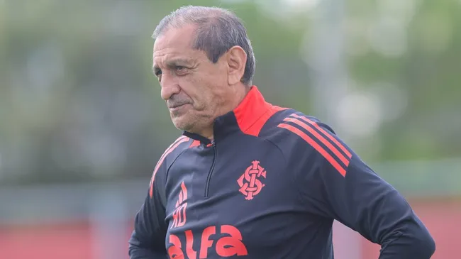 Ramón Díaz não quer tirar Bruno Gomes da equipe, mas tem dúvida sobre seu posicionamento – Foto: Ricardo Duarte/Internacional