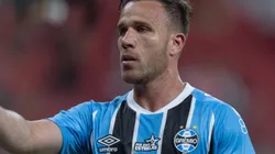 Arthur foi flagrado em momento inusitado com companheiros.