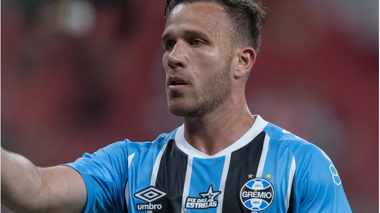 Arthur foi flagrado em momento inusitado com companheiros.