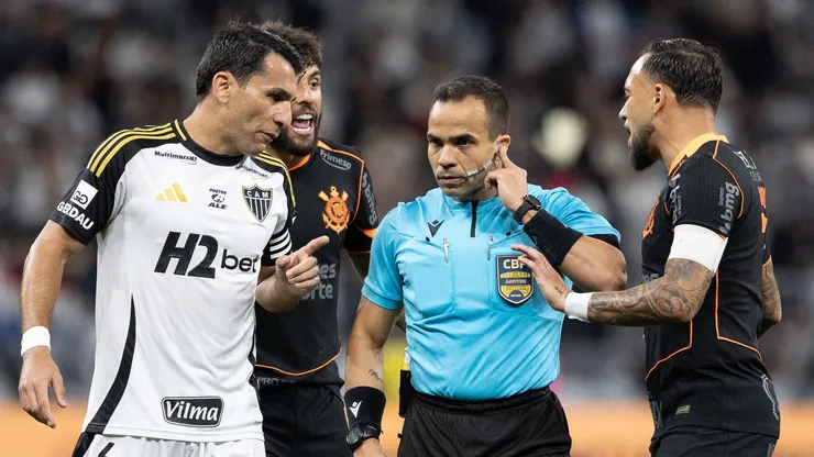 Corinthians recebe cartão com o dobro de facilidade em relação ao Internacional no Brasileirão — Foto Joisel AmaralAGIF
