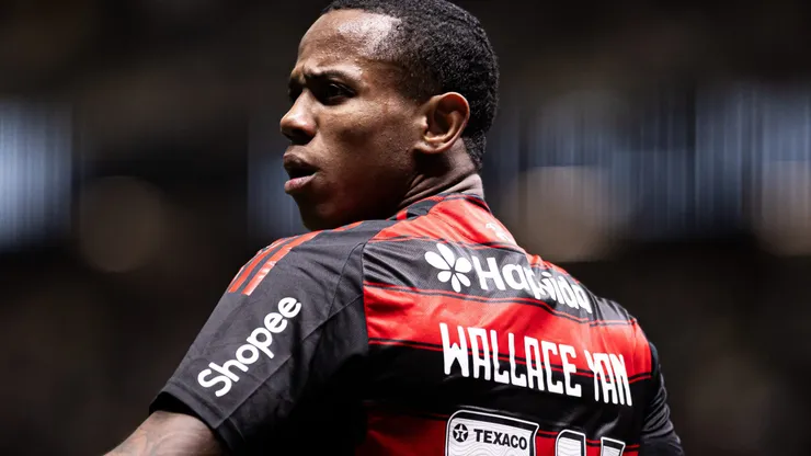 MG - BELO HORIZONTE - 06/08/2025 - COPA DO BRASIL 2025, ATLETICO-MG X FLAMENGO - Wallace Yan jogador do Flamengo durante partida contra o Atletico-MG no estadio Arena MRV pelo campeonato Copa Do Brasil 2025. Foto: Mateus Dutra/AGIF