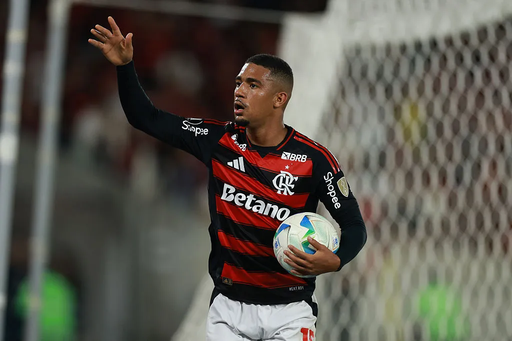 Samuel Lino não vive boa fase no Flamengo, mas é a contratação mais cara da história do Clube Mendes/Getty Images)
