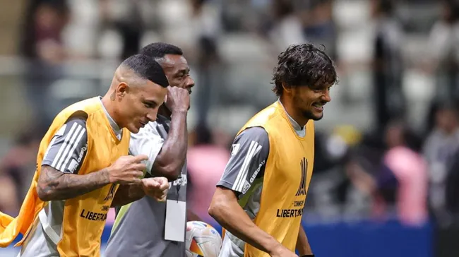 Foto: Gilson Lobo/AGIF – Meia do Atlético-MG durante aquecimento ao lado de Arana.