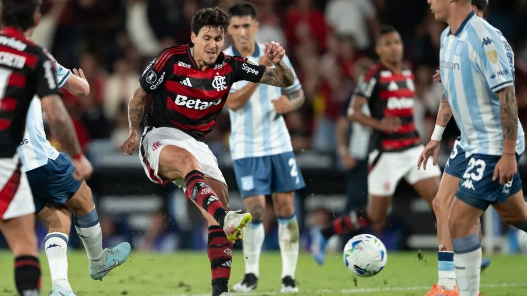 RJ – RIO DE JANEIRO – 22/10/2025 – COPA LIBERTADORES 2025, FLAMENGO X RACING – Pedro jogador do Flamengo durante partida contra o Racing no estadio Maracana pelo campeonato Copa Libertadores 2025. Foto: Jorge Rodrigues/AGIF