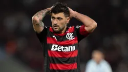 RJ - RIO DE JANEIRO - 22/10/2025 - COPA LIBERTADORES 2025, FLAMENGO X RACING - De Arrascaeta jogador do Flamengo lamenta durante partida contra o Racing no estadio Maracana pelo campeonato Copa Libertadores 2025. Foto: Jorge Rodrigues/AGIF