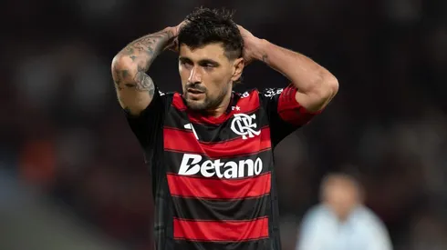 RJ - RIO DE JANEIRO - 22/10/2025 - COPA LIBERTADORES 2025, FLAMENGO X RACING - De Arrascaeta jogador do Flamengo lamenta durante partida contra o Racing no estadio Maracana pelo campeonato Copa Libertadores 2025. Foto: Jorge Rodrigues/AGIF
