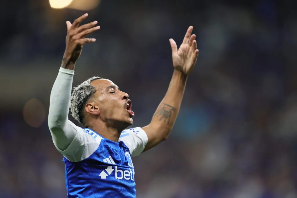 Matheus Pereira comemorando um gol com a camisa do Cruzeiro no Brasileirão de 2025. Foto: Gilson Lobo/AGIF