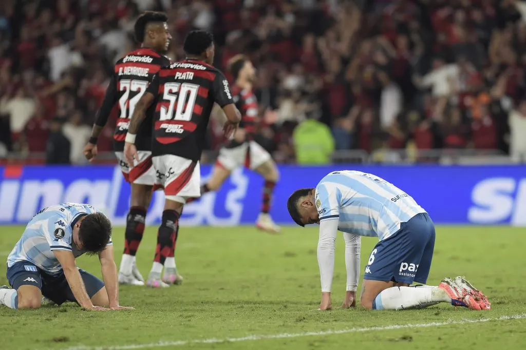 Jogadores do Flamengo comemoram após vitória diante do Racing no Maracanã – (Photo by Dhavid Normando/Getty Images)