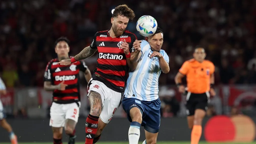 Léo Pereira disputa lance em Flamengo x Racing – (Photo by Wagner Meier/Getty Images)