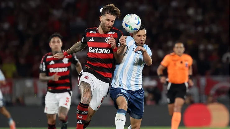Léo Pereira disputa lance em Flamengo x Racing - (Photo by Wagner Meier/Getty Images)