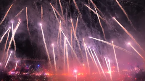 AVELLANEDA, ARGENTINA - OCTOBER 29: Fireworks are set off prior to the Copa CONMEBOL Libertadores 2025 Semi-final second leg match between Racing Club and Flamengo at Presidente Peron Stadium on October 29, 2025 in Avellaneda, Argentina. (Photo by Marcelo Endelli/Getty Images)
