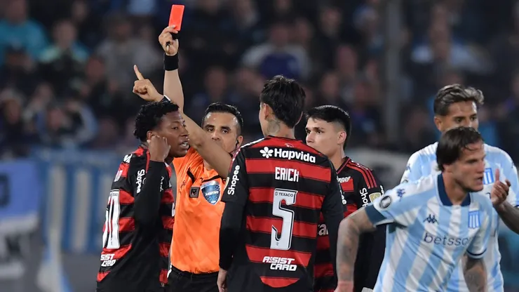 Piero Maza expulsando Plata em Racing x Flamengo - (Photo by Marcelo Endelli/Getty Images)