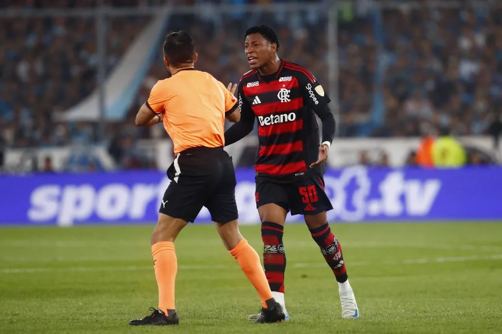 Gonzalo Plata do Flamengo após ser expulso por Piero Maza – (Photo by Marcos Brindicci/Getty Images)