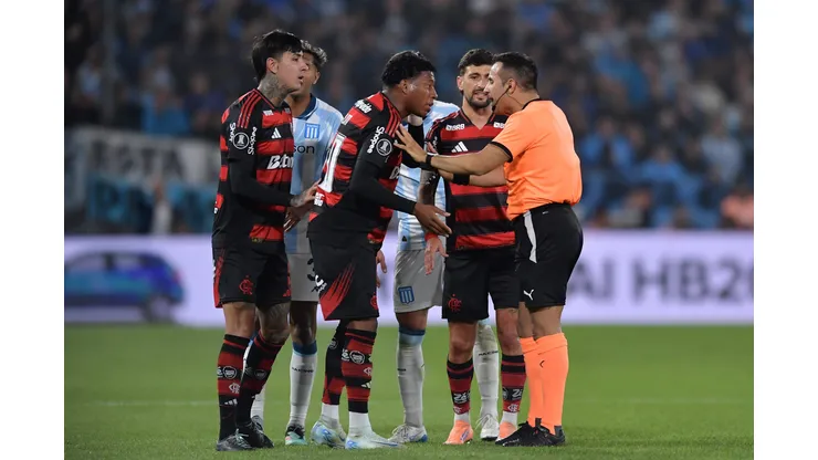 Gonzalo Plata sendo expulso em Racing x Flamengo. Foto: Marcelo Endelli/Getty Images)