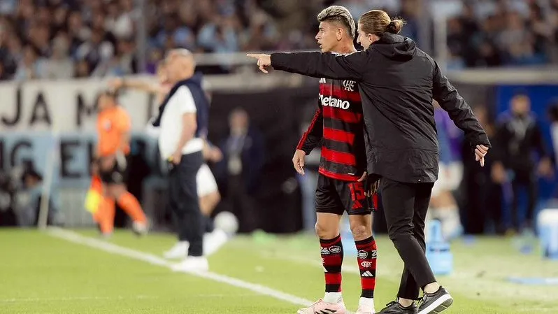 Filipe Luís em ação no Estádio El Cilindro. Foto: Adriano Fontes/Flamengo