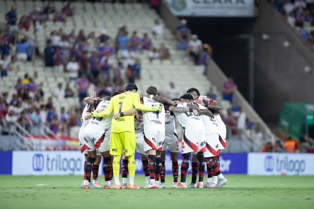 Jogadores do Flamengo posam para foto antes na partida contra Fortaleza no estadio Arena Castelao pelo campeonato Brasileiro A 2025. Foto: Baggio Rodrigues/AGIF