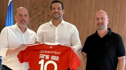 Samir Xaud, presidente da CBF, foi presenteado com camisa do Inter por Alessandro Barcellos (E) e José Olavo Bisol (D)