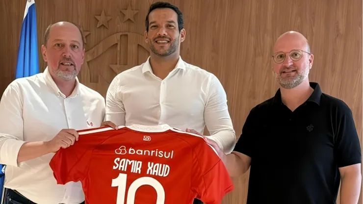Samir Xaud, presidente da CBF, foi presenteado com camisa do Inter por Alessandro Barcellos (E) e José Olavo Bisol (D)