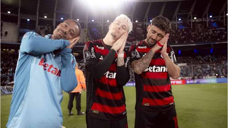 Jogadores do Fla provocando o Racing após a classificação