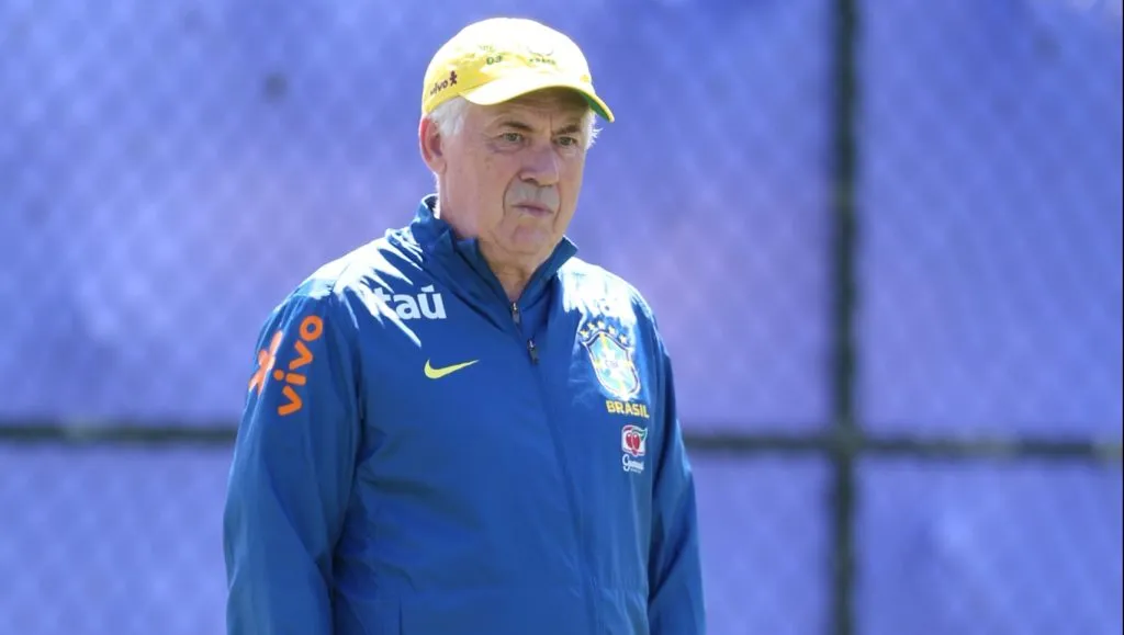 RJ – TERESOPOLIS – 03/09/2025 – BRASIL, TREINO NA GRANJA COMARY – Carlo Ancelotti tecnico da Selecao Brasileira durante treino na Granja Comary em Teresopolis (RJ), nesta quarta-feira (3). A equipe se prepara para enfrentar o Chile pelas Eliminatorias da Copa do Mundo 2016. Foto: Marlon Costa/AGIF