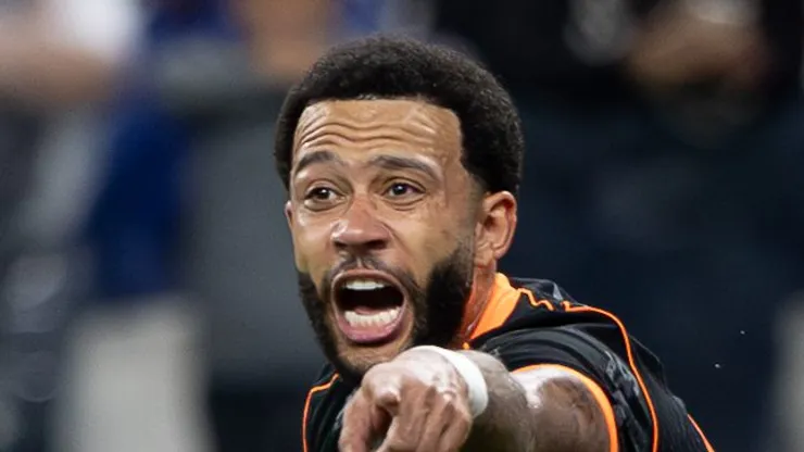 Memphis Depay durante jogo do Brasileirão na Neo Química Arena.