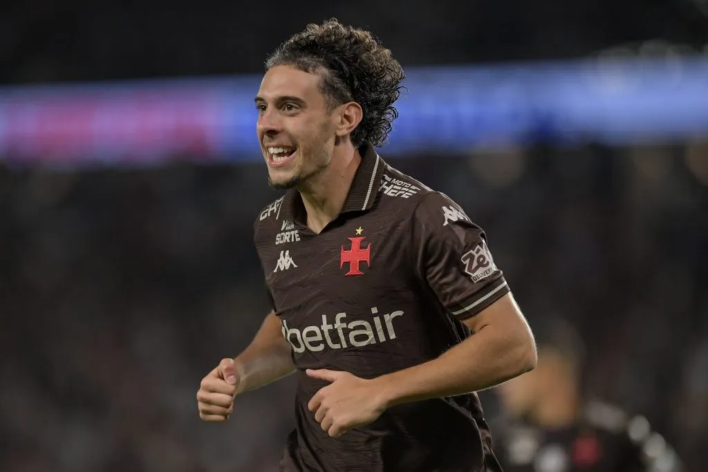 Nuno Moreira jogador do Vasco comemora seu gol durante partida contra o Fluminense no estadio Maracana pelo campeonato Brasileiro A 2025. Foto: Thiago Ribeiro/AGIF