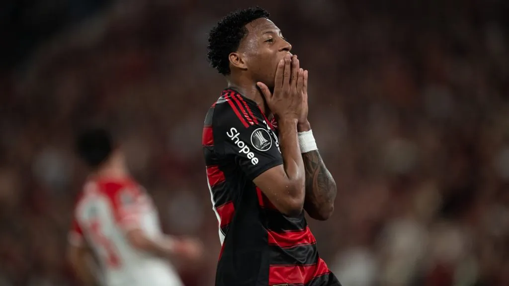 Gonzalo Plata não escondeu o incômodo após a expulsão ainda no vestiário –  Foto: Jorge Rodrigues/AGIF