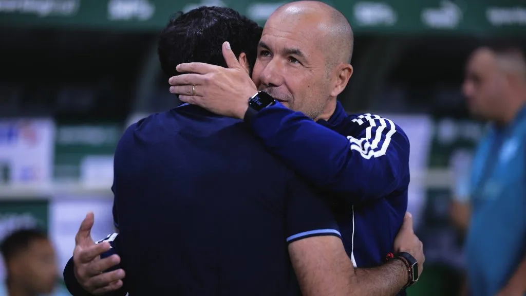 SP – SAO PAULO – 26/10/2025 – BRASILEIRO A 2025, PALMEIRAS X CRUZEIRO – Abel Ferreira tecnico do Palmeiras e Leonardo Jardim tecnico do Cruzeiro durante partida contra o Cruzeiro no estadio Arena Allianz Parque pelo campeonato Brasileiro A 2025. Foto: Ettore Chiereguini/AGIF