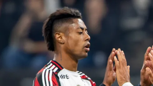 Bruno Henrique ao lado de Samuel Lino em jogo na Neo Química Arena.