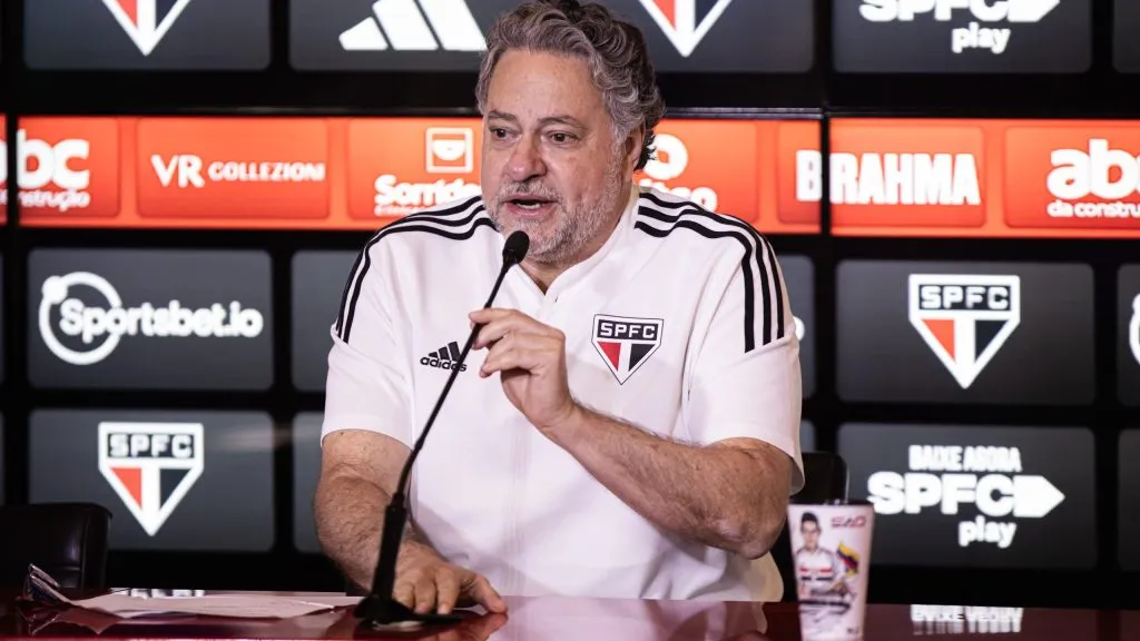 SP – SAO PAULO – 01/08/2023 – SAO PAULO, APRESENTACAO JAMES RODRIGUEZ – O presidente Julio Casares fala aos jornalistas durante apresentacao oficial de James Rodriguez como jogador do Sao Paulo em coletiva de imprensa realizada no CT Barra Funda. Foto: Abner Dourado/AGIF